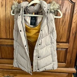 Gap light tan puffer vest what Fur hood detachable size small